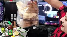 bebiendo cerveza michelob ultra y comiendo chicharrones de cerdo chancho cuche marrano puerco