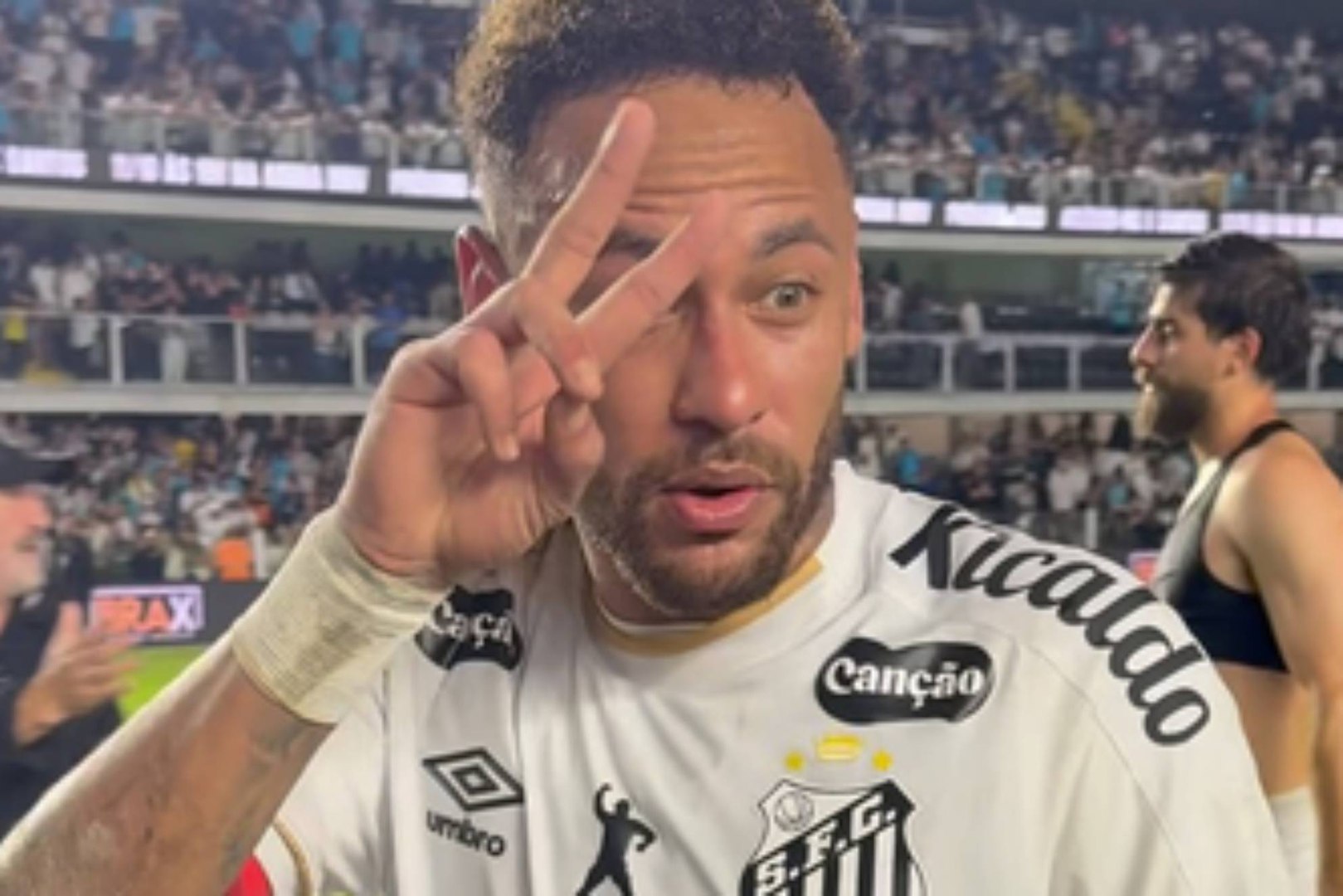 Neymar no pierde la magia y marca dos goles para rescatar al Santos