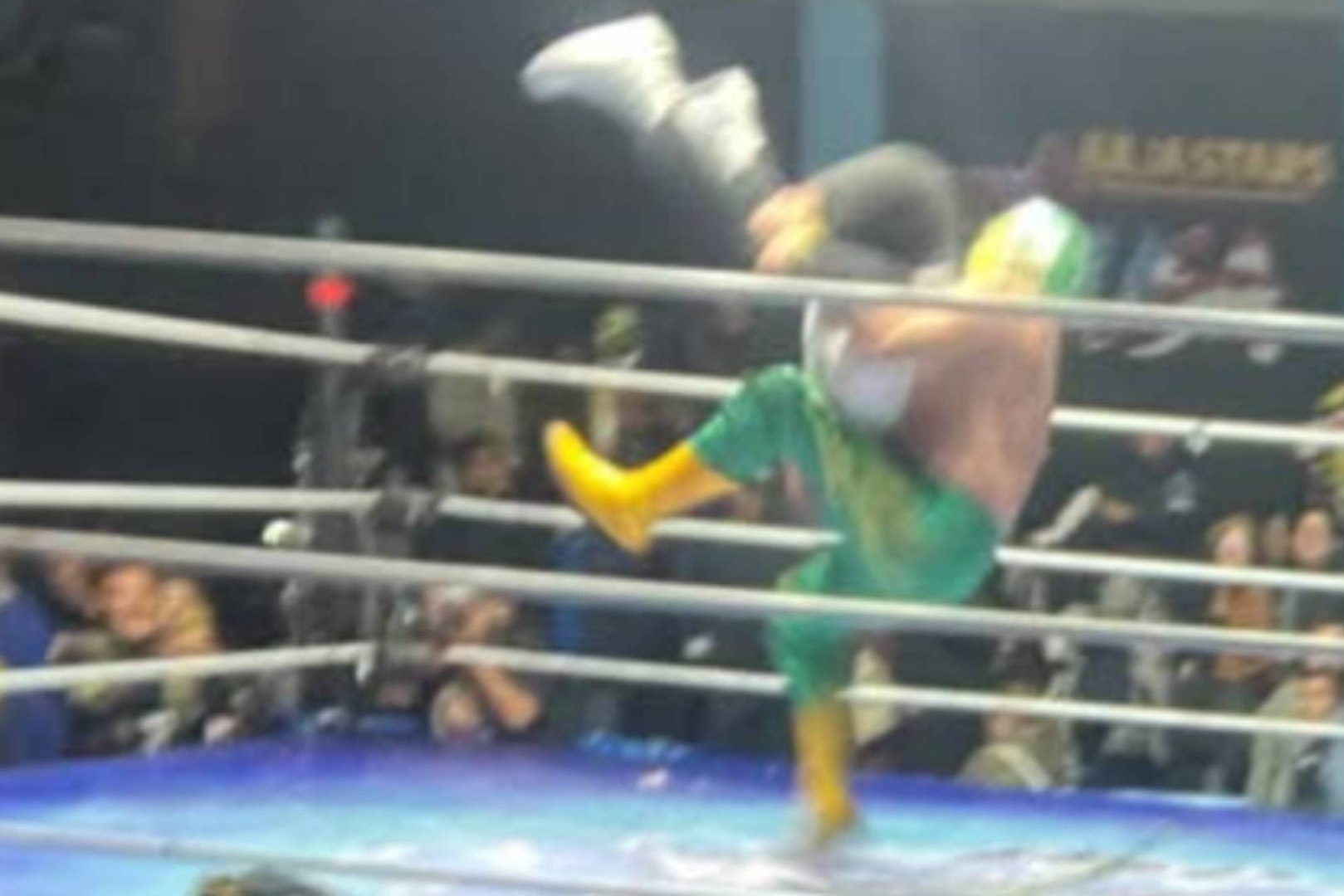 Un luchador mata a un árbitro en el cuadrilátero tras aplicarle una llave prohibida: la desnucadora