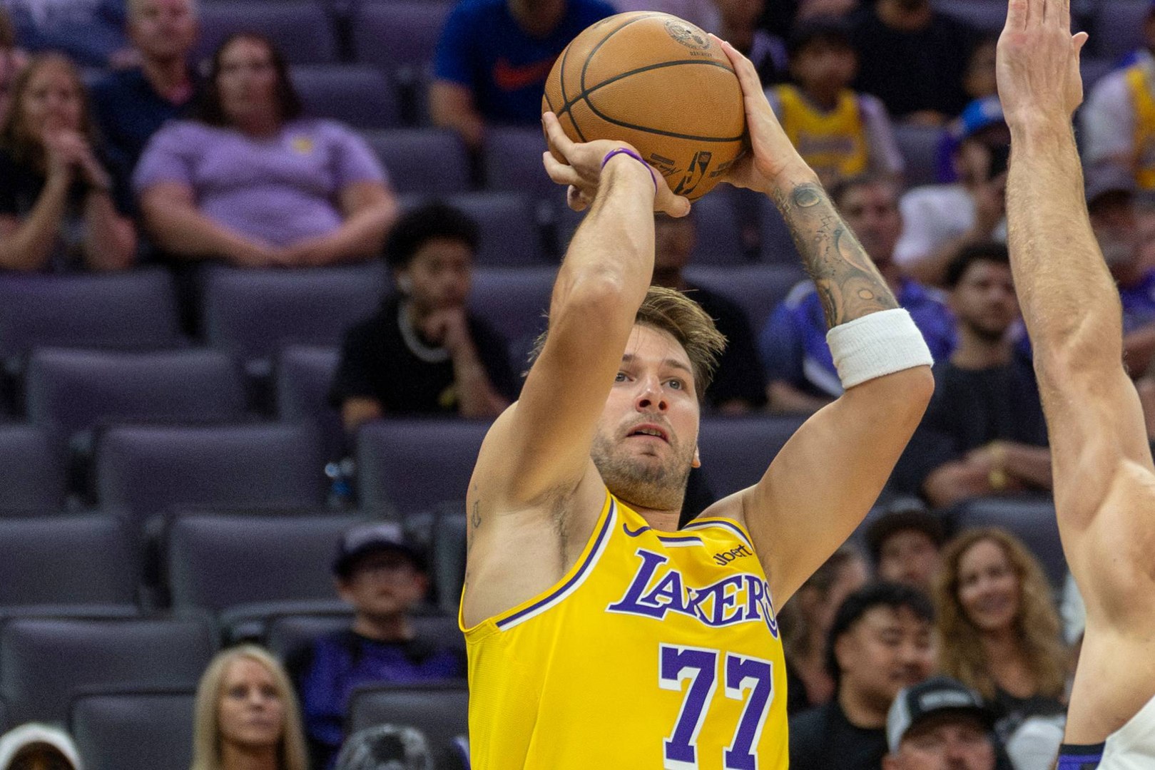Las locuras de Doncic con los Lakers: canasta desde 18 metros, triple desde el logo, técnica... y 23 puntos
