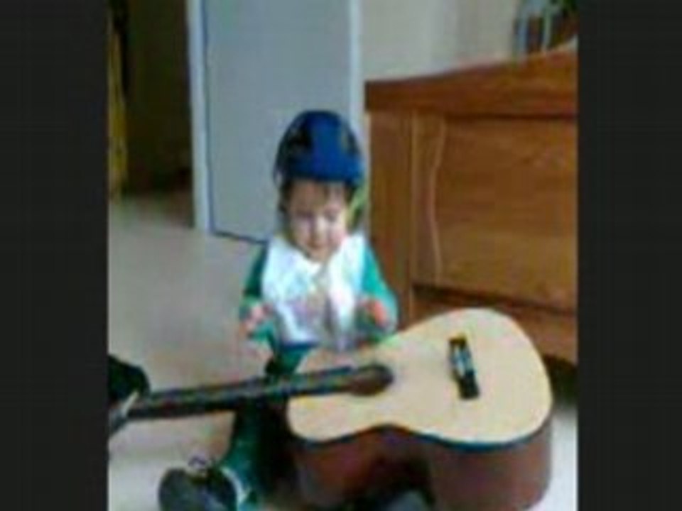 Alicia 1ere lecon de guitare