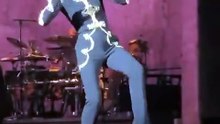 Céline Dion cai no palco