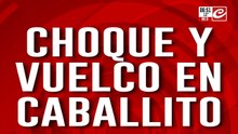 Impresionante choque y vuelco en Caballito: hay dos heridos