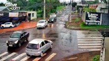 Corsa avança preferencial e atinge motociclista na Rua Ipanema; veja o vídeo