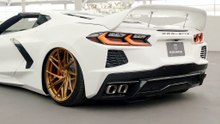 White Chevrolet Corvette C8 on Gold Wheels – A Stunning Supercar Build! 🤍🏎️🔥