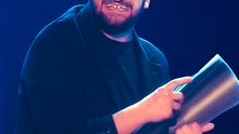 Il est en train de vanner le métier de CM ?
