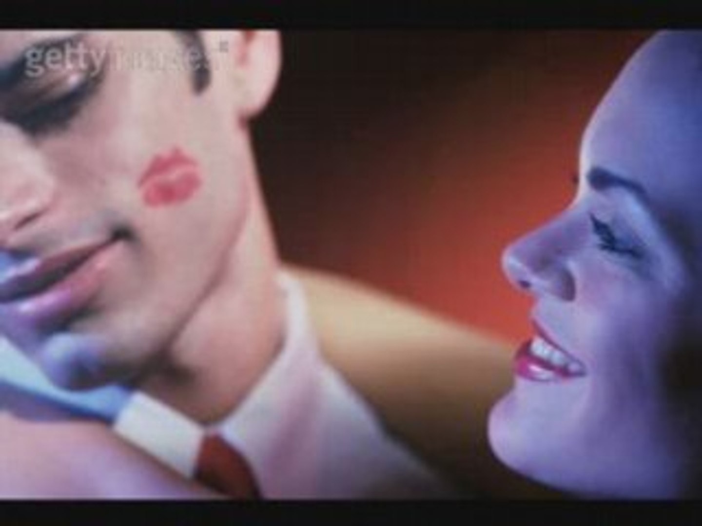 Подставляю щеку для поцелуя. Сухой поцелуй. Тянется поцеловать. Обычный поцелуй. Целование в губы.