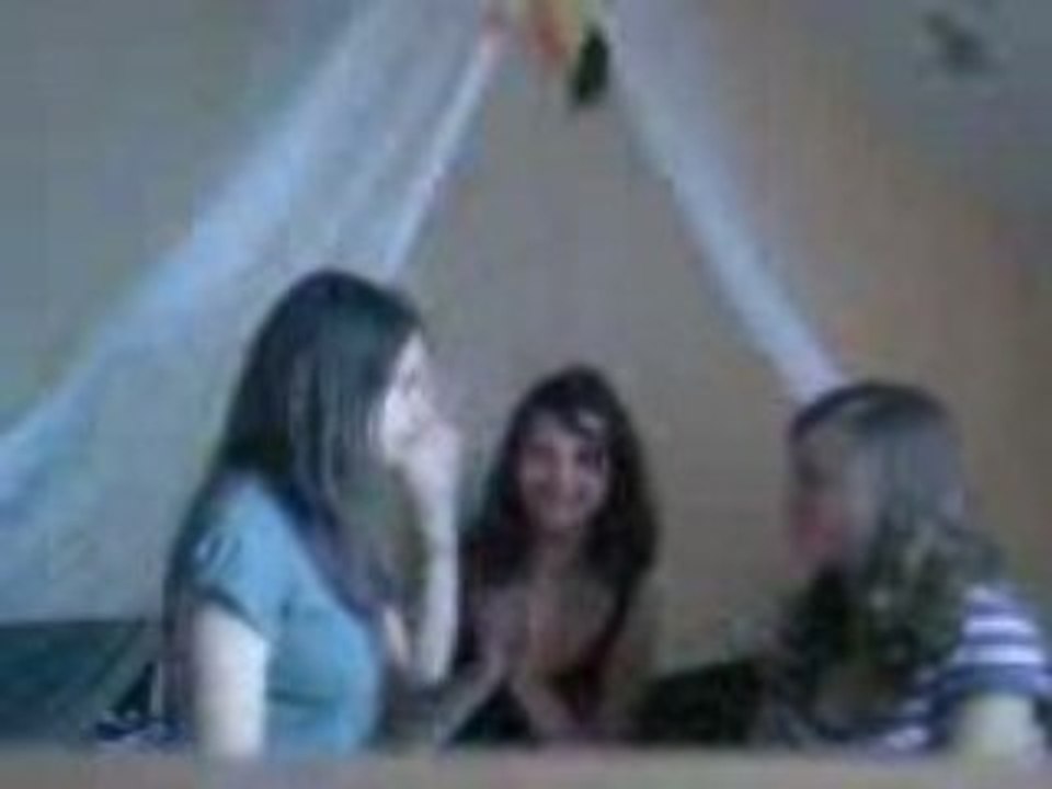 Je te tiens tu me tiens par la barbichette.