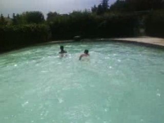 Nico é le py a la pisine