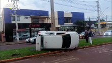 Gol capota, atinge placa e poste após batida com Palio em Toledo