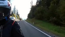 Yılmaz dérape en moto dans les Alpes… et s’en sort sans chute