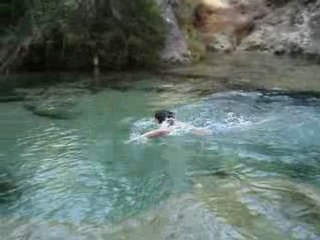 Saut dans une eau turquoise