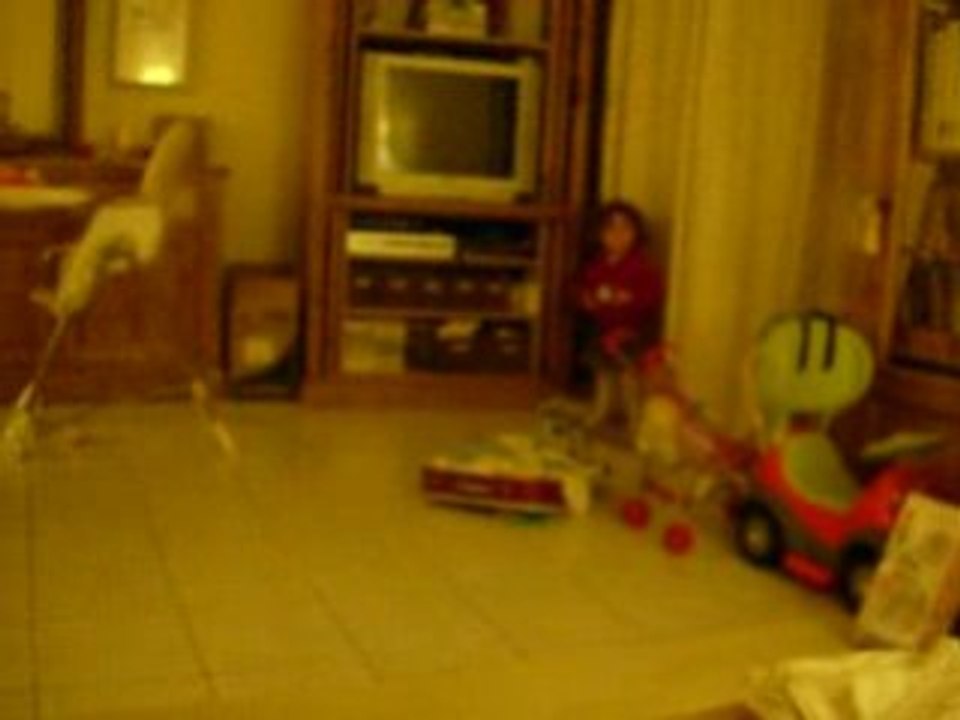 Clementine court de droite à gauche