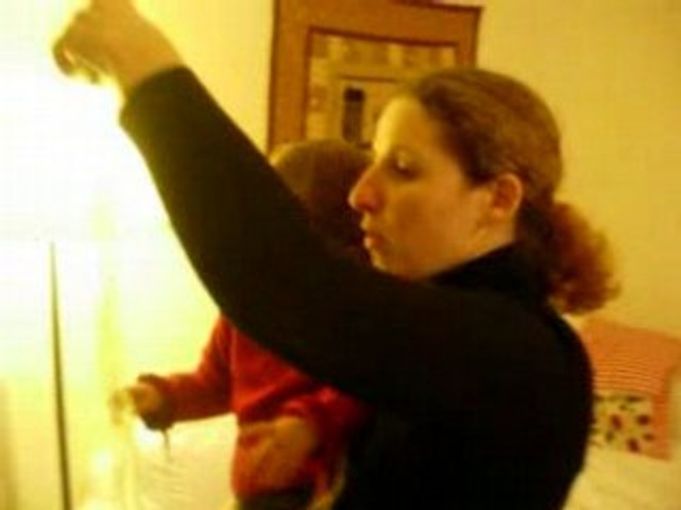 Clementine décore le sapin de noel avec maman