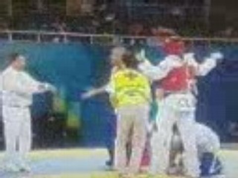 taekwondo cuba -baston avec l'arbite