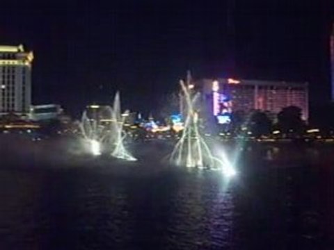 Las Vegas spectacle de jet d'eau en plein milieu de Vegas