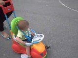 lucas avec sa petite voiture