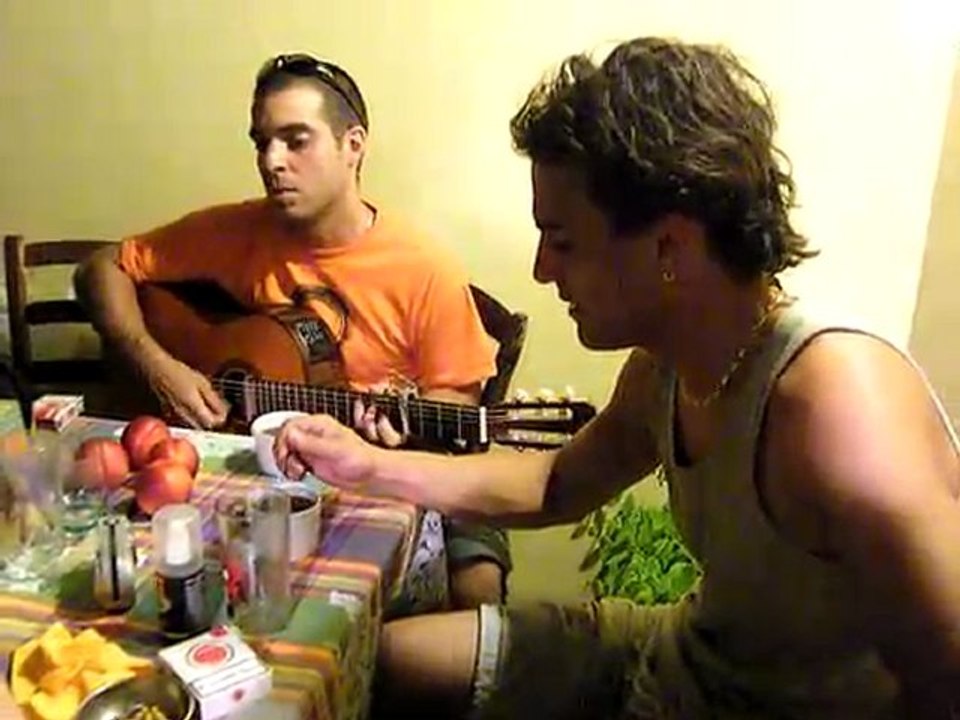 Julien joue de la guitare à Roquemaure