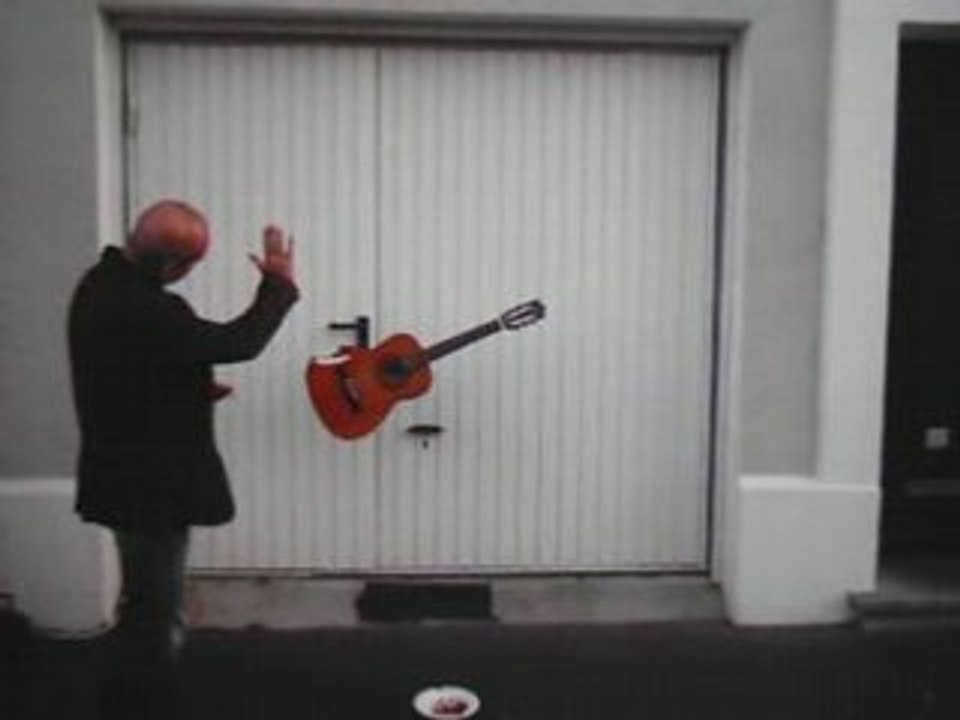 il joue de la guitare pour se payer des vacances