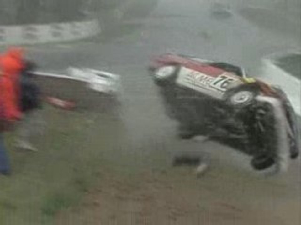 Australian supertourisme V8 supercars crash top gear