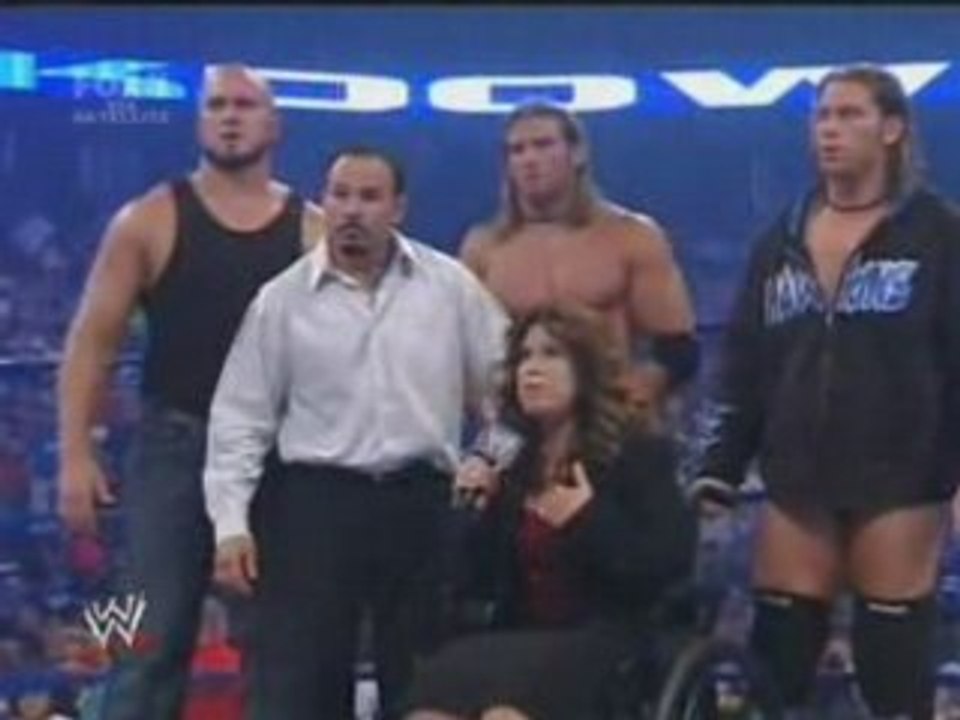 Vickie Guerrero & La Familia try to apologize to The Underta