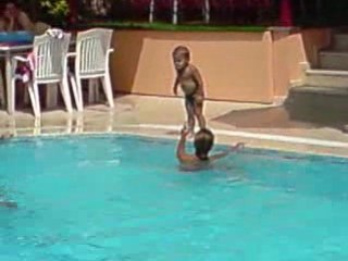 dé bébé de 2 ans ki nage