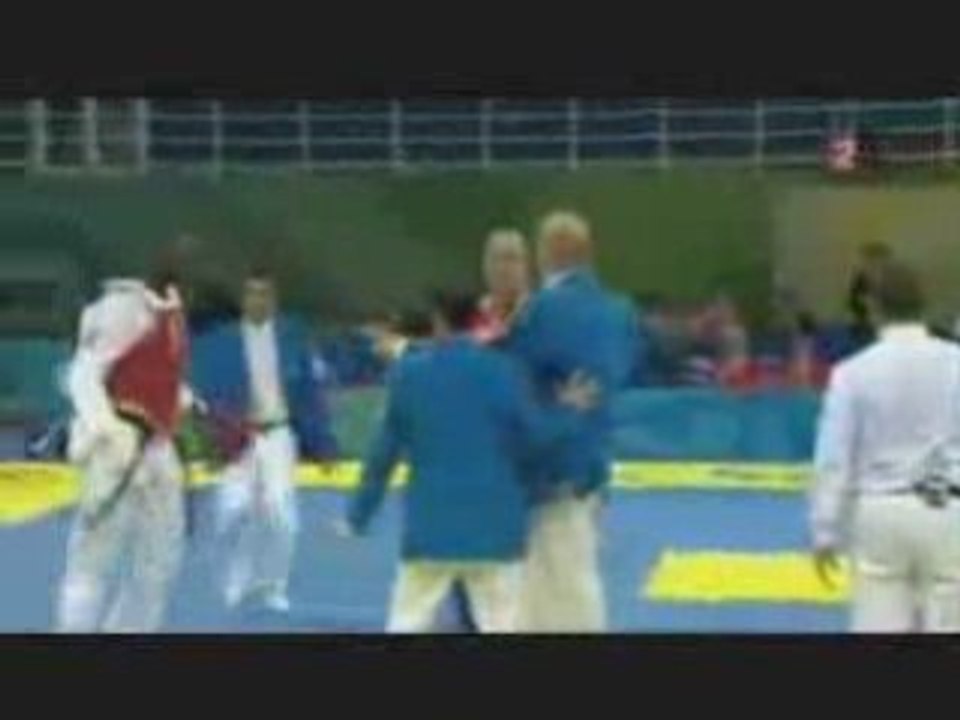 Angel Matos frappe l’arbitre, il est banni à vie