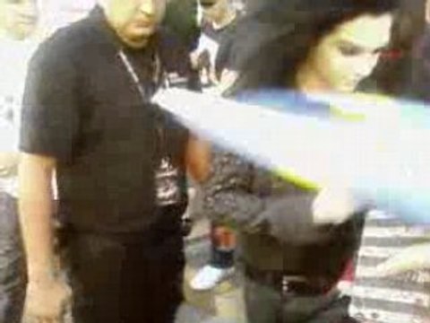 Tokio Hotel devant l'hôtel à Paris