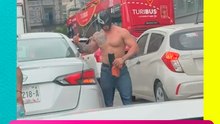 Joven limpia parabrisas en los semáforos y presume cuerpazo ¡sin playera!