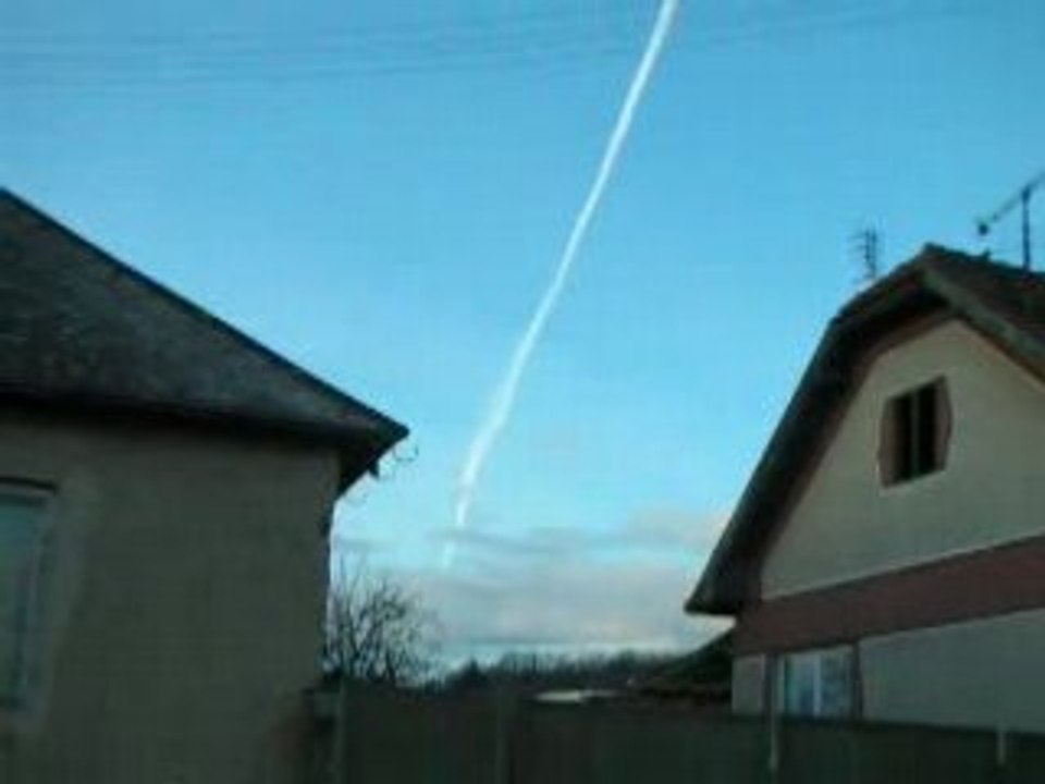 Contrail d'avion type aurora