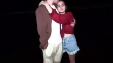 Une demande en mariage ratée par une vague surprise en pleine nuit