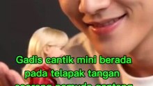 Gadis kecil cantik berada ditelapak tangan seorang pemuda