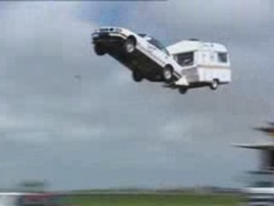 5th Gear Record Saut BMW 530i + caravane (caravan jump)