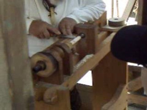 Marché public du XVIII ème siècle 12 (tour à bois)