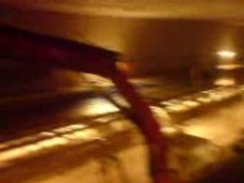 Yanis en plein déchargement de férrailles .