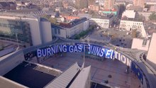 "Brûler du gaz ruine l'Europe": Greenpeace déplie une immense banderole au Parlement européen