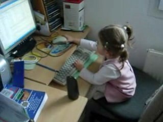 Clementine consulte ses mails