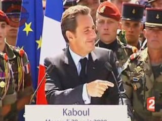 N. Sarkozy blague devant les bérets rouges