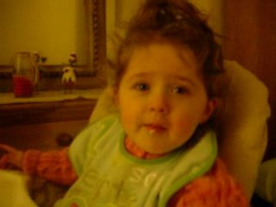 Clementine chante "promenons nous dans les bois"