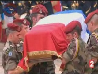 Sarkozy rend hommage aux soldats tués