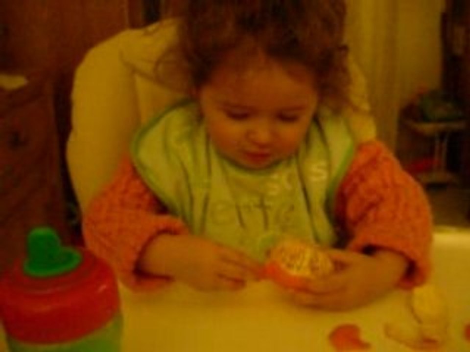 Clementine pèle une mandarine