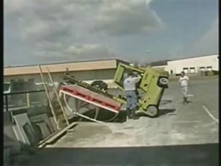 Lachvandedag.nl - Kiepende heftruck