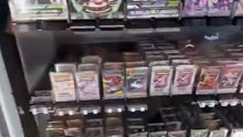 Probando una máquina expendedora de cartas Pokémon!