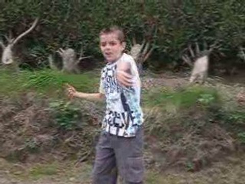 adrien fait de la tecktonik