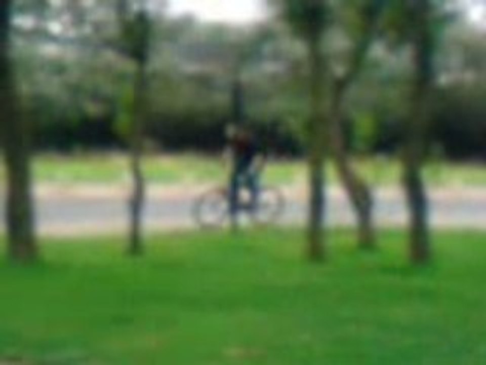 Matthieu qui se plante à vélo