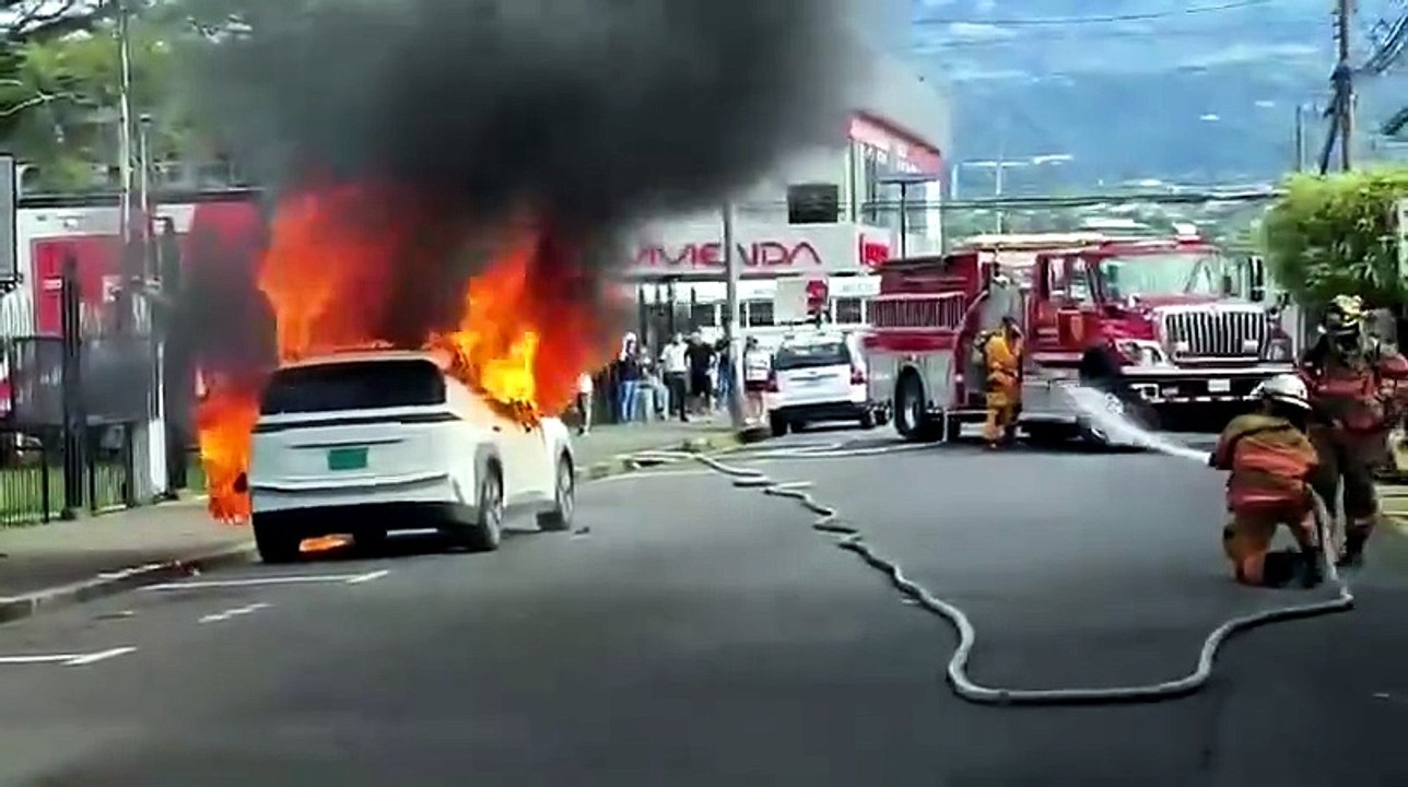 ext-fuego-en-vehiculo-electrico-070926 [Full Movie] - video Dailymotion