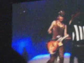 Miyavi dance du robot pendant la japan expo
