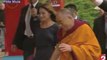 Carla Bruni Sarkozy se fait rhabiller par le Dalaï-Lama