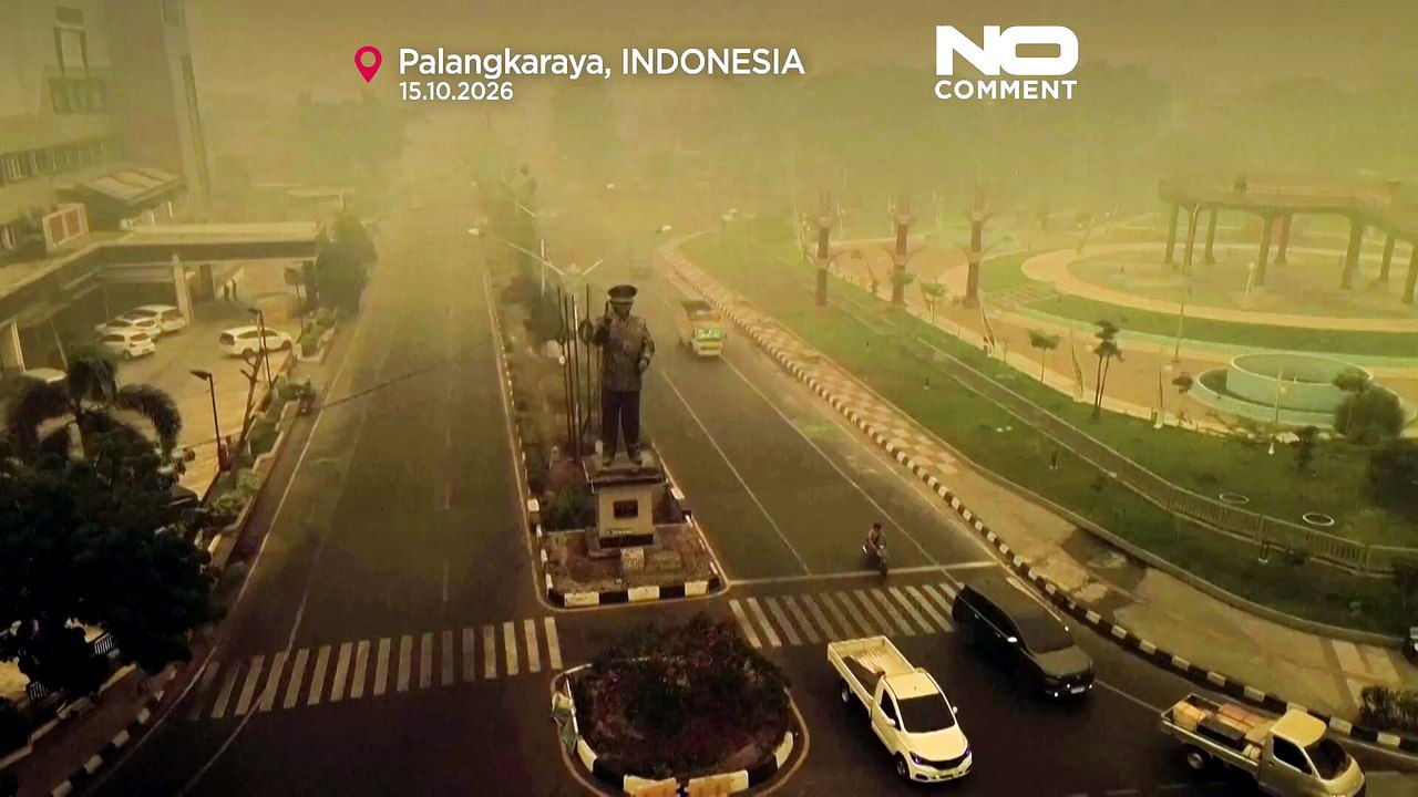 Indonesiens himmel färbt sich orange, rauch legt sich über singapur