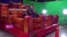 Se dan con todo en el toro mecánico